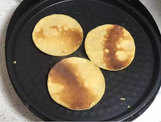 1碗玉米面,2顆雞蛋,不用一滴水做出來的餅,香甜鬆軟,做法簡單!