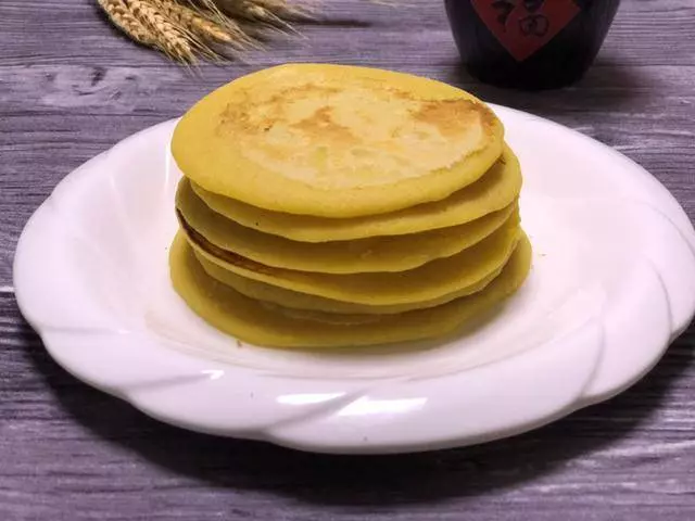1碗玉米面,2顆雞蛋,不用一滴水做出來的餅,香甜鬆軟,做法簡單!