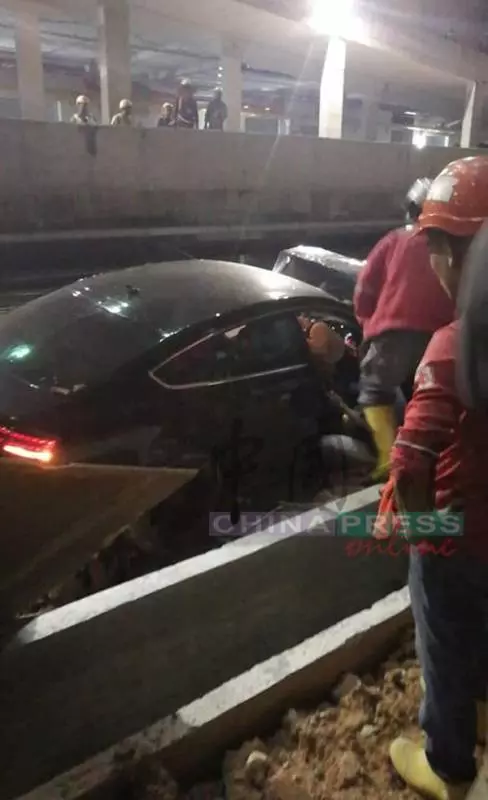 女司機撞寶馬踩油逃 再撞四驅車 | 柔佛人 - 中國報 Johor China Press