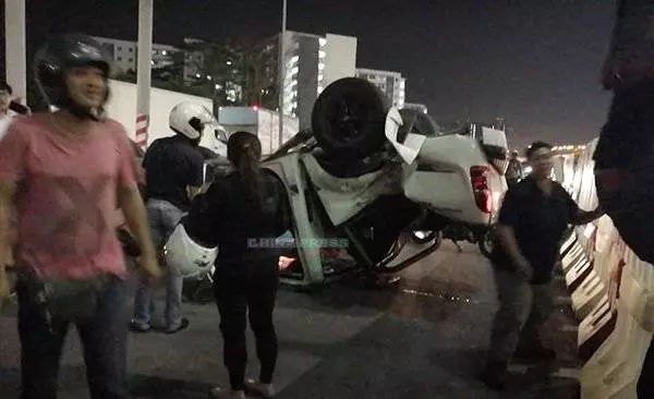 女司機撞寶馬踩油逃 再撞四驅車 | 柔佛人 - 中國報 Johor China Press