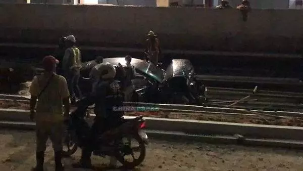 女司機撞寶馬踩油逃 再撞四驅車 | 柔佛人 - 中國報 Johor China Press