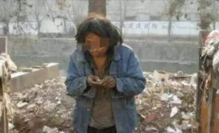 父親非把女兒的新房借給流浪漢,一年後女兒拿回房子,推開門傻住