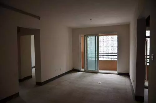 父親非把女兒的新房借給流浪漢,一年後女兒拿回房子,推開門傻住