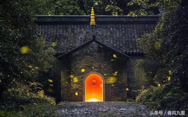 半夜起床上廁所,一個黑影突然溜進嫂子房間,我踹門進去驚叫出聲