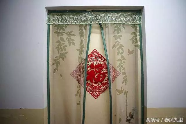 半夜起床上廁所,一個黑影突然溜進嫂子房間,我踹門進去驚叫出聲