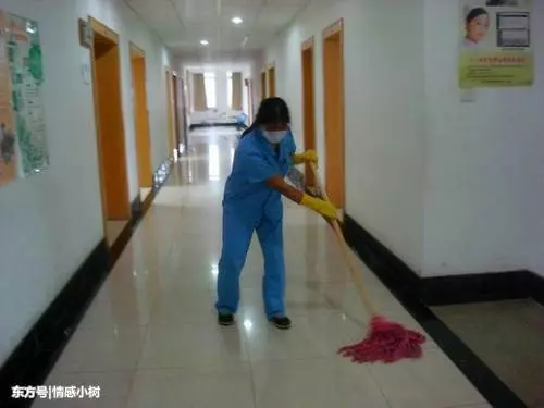 老婆在酒店做保潔,下班丈夫來接,聽到前台工作人員對話,他傻住