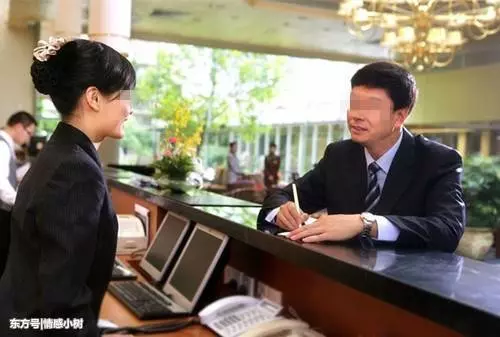 老婆在酒店做保潔,下班丈夫來接,聽到前台工作人員對話,他傻住