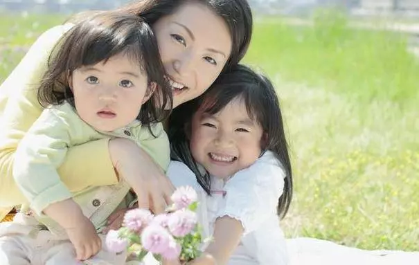老婆婆在火車上打聽我女兒的名字,我說一個假名,不料救了我孩子