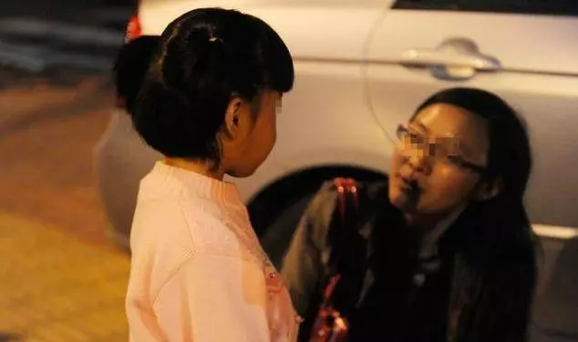 老婆婆在火車上打聽我女兒的名字,我說一個假名,不料救了我孩子