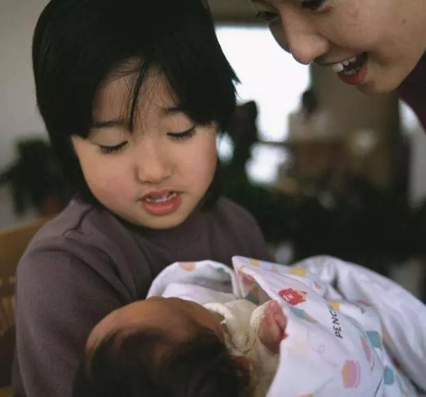 老婆婆在火車上打聽我女兒的名字,我說一個假名,不料救了我孩子