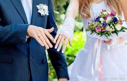 老婆婆在火車上打聽我女兒的名字,我說一個假名,不料救了我孩子