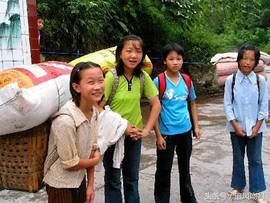 母親連生6個女兒, 一家人都抬不起頭, 數年後家裡開進6輛豪車!