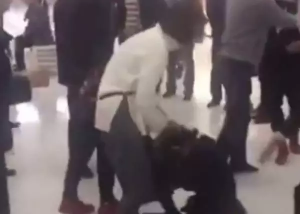 孕婦遭商場女職員圍堵掌摑,丈夫遠處看見上前飛腳踢翻女職員!!!