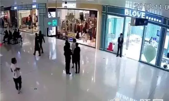 孕婦遭商場女職員圍堵掌摑,丈夫遠處看見上前飛腳踢翻女職員!!!