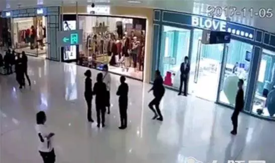 孕婦遭商場女職員圍堵掌摑,丈夫遠處看見上前飛腳踢翻女職員!!!
