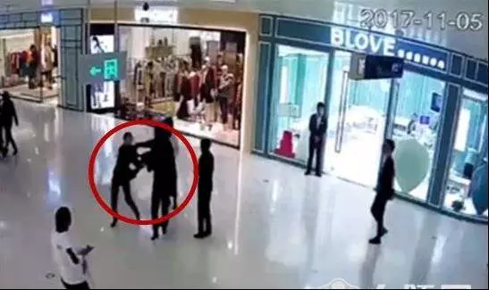 孕婦遭商場女職員圍堵掌摑,丈夫遠處看見上前飛腳踢翻女職員!!!