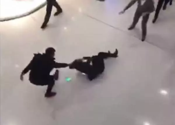 孕婦遭商場女職員圍堵掌摑,丈夫遠處看見上前飛腳踢翻女職員!!!