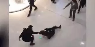 孕婦遭商場女職員圍堵掌摑,丈夫遠處看見上前飛腳踢翻女職員!!!