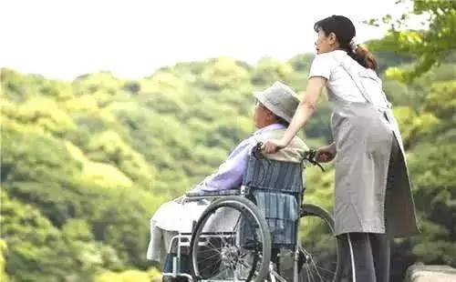 給父親找了保姆,父親卻沒飯吃,兒子氣憤回家找保姆,推開門愣了