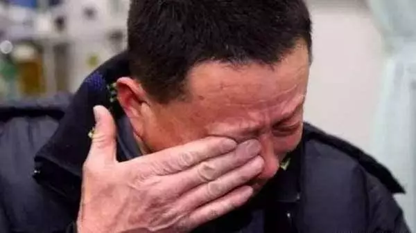 給父親找了保姆,父親卻沒飯吃,兒子氣憤回家找保姆,推開門愣了
