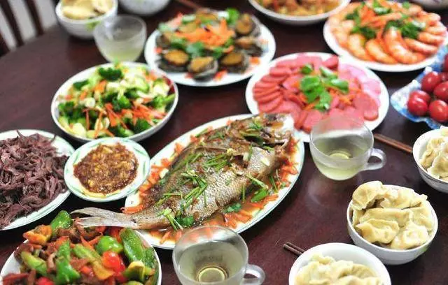 給父親找了保姆,父親卻沒飯吃,兒子氣憤回家找保姆,推開門愣了
