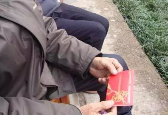 給父親找了保姆,父親卻沒飯吃,兒子氣憤回家找保姆,推開門愣了