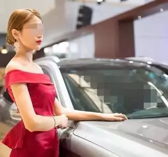 一老伯走進車行,服務員熱情招待,老伯卻說沒要買車,只是進來吹吹冷氣,結果...