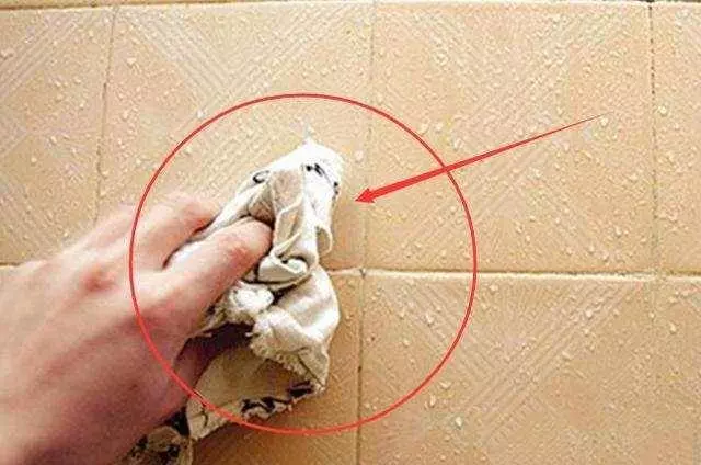 清洗瓷磚不用洗衣粉,白醋和它兌在一起,大量汙垢一擦就乾淨,而且非常耐髒!