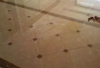 清洗瓷磚不用洗衣粉,白醋和它兌在一起,大量汙垢一擦就乾淨,而且非常耐髒!