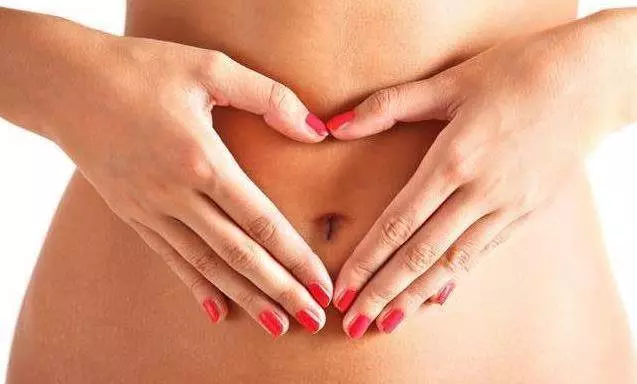 女人身上這2處「發黑」,多半是子宮出問題,做好這4點,宮寒不上身