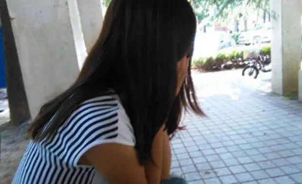 女兒考上清華向父親報喜,父親忘掛電話,得知真相,女兒癱在地上