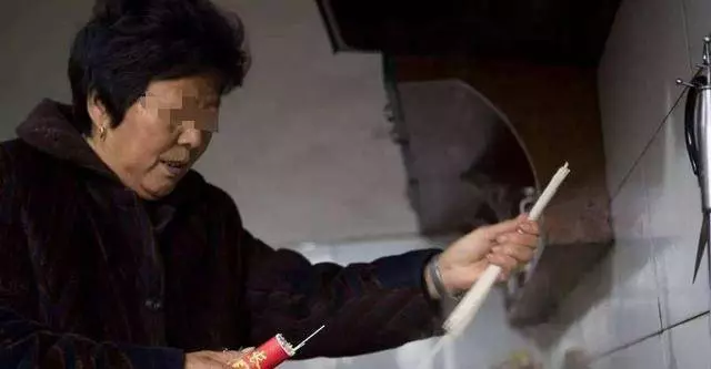 老公接婆婆來城裡住,周末鄰居說的一番話,妻子飲泣吞聲回家