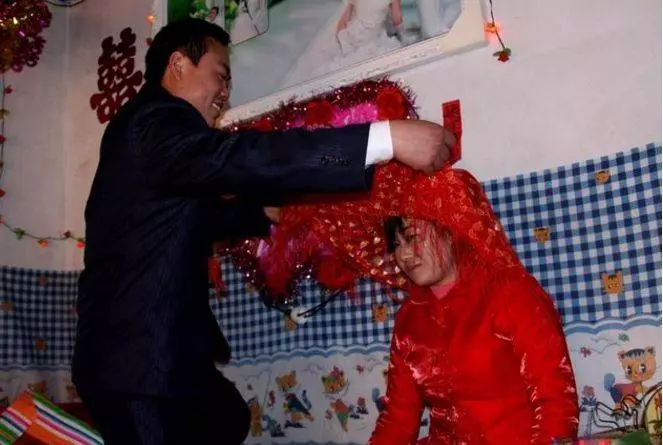 女孩暗戀班長四年,結婚時給他打電話,班長一番話,女孩愣在原地