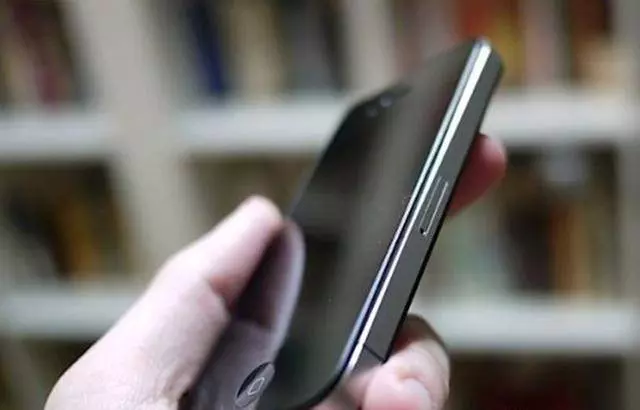 丈夫去世妻查出懷孕,給公公報喜對方忘掛電話,裡面對話使她蒙住
