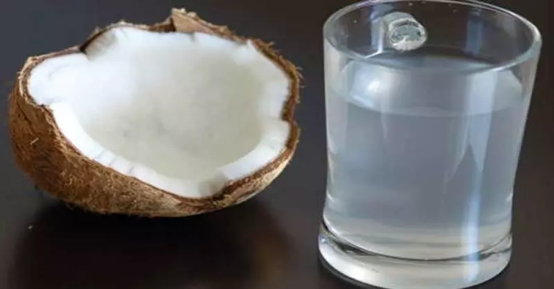 「椰子水」是最天然的電解質!一杯喝進「五大健康功效」,血壓、膽固醇、癌症都敵不過它!