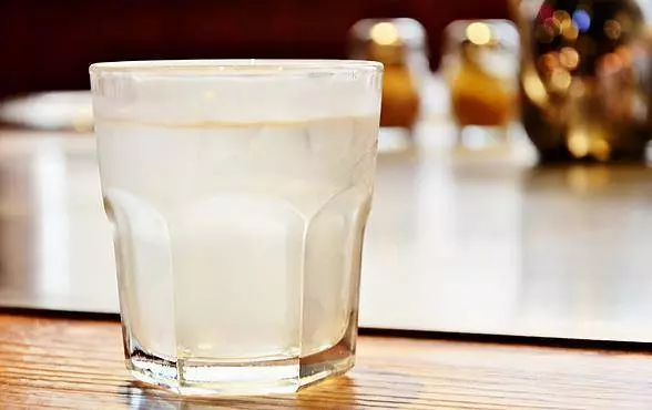 「椰子水」是最天然的電解質!一杯喝進「五大健康功效」,血壓、膽固醇、癌症都敵不過它!