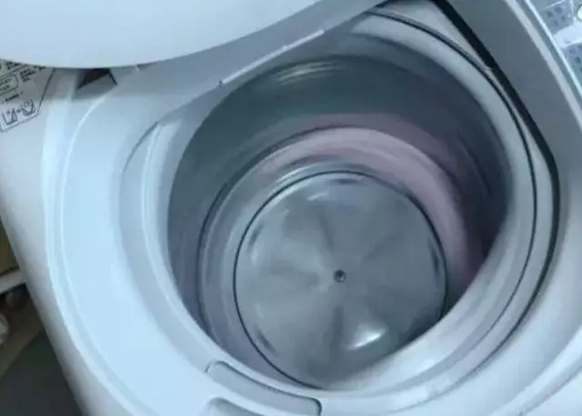 清洗洗衣機,用這個簡單的方法,「真正的髒污」全部跑出來了