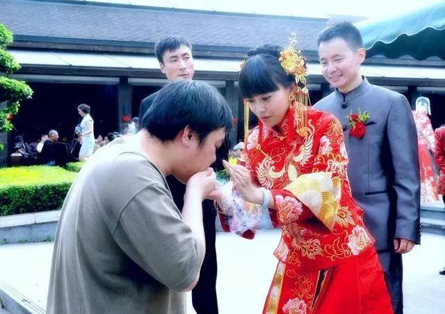 前同事結婚給大家發喜帖,只有老闆和我去了,回公司後驚喜來了