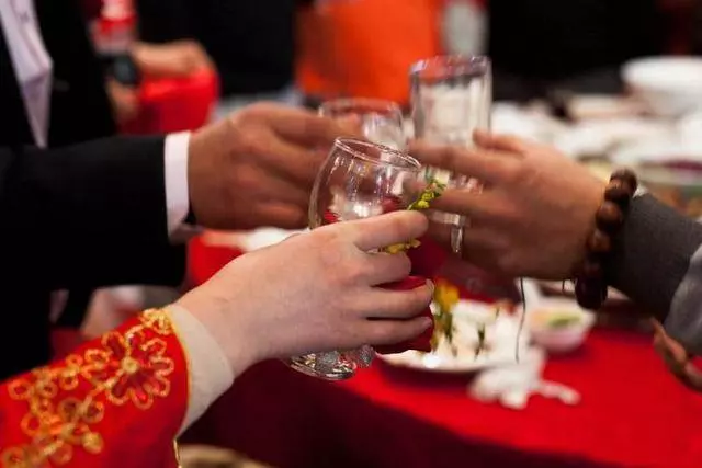 前同事結婚給大家發喜帖,只有老闆和我去了,回公司後驚喜來了