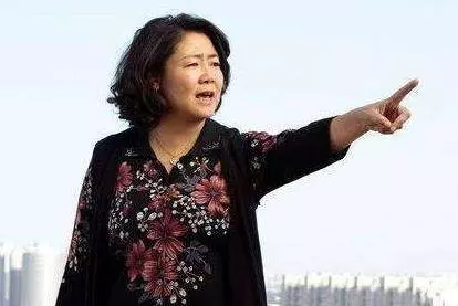結婚3年未孕,婆婆將俺趕出家門,丈夫再婚,俺帶來警察參加婚禮