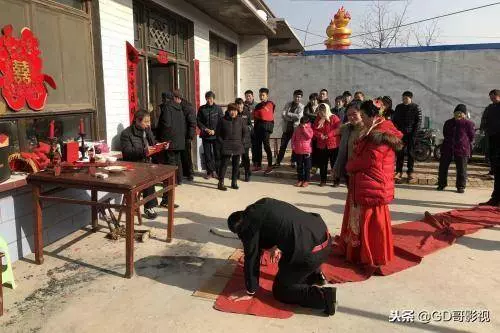 前夫再婚,我挺著肚子去參加婚禮,前夫瞥眼新娘肚子,癱在地上