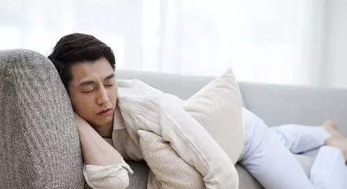 新婚夜妻子來姨媽,丈夫嫌晦氣睡沙發,隔天上廁所,癱在地上