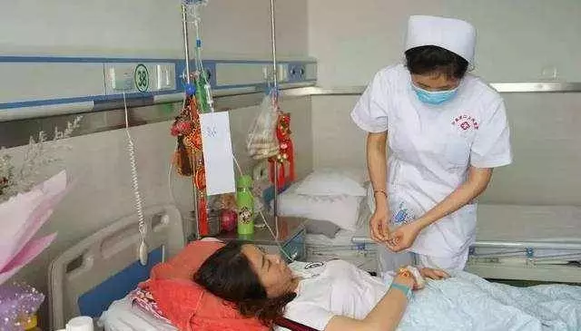 新婚夜妻子來姨媽,丈夫嫌晦氣睡沙發,隔天上廁所,癱在地上