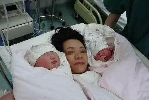 兒媳生了龍鳳胎,婆婆拿十萬進城賀喜,站床邊瞧了一眼孩子,悄悄報了警