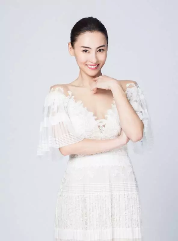 資深娛記曝張柏芝秘密生子內幕,涉及300萬產後露面權!