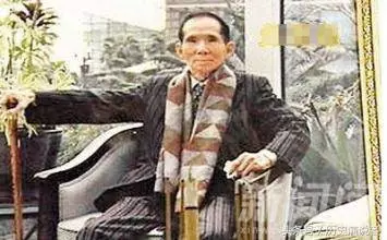 赫赫有名的黑幫大佬,身高不到一米六,警察解決不了的事情都找他!
