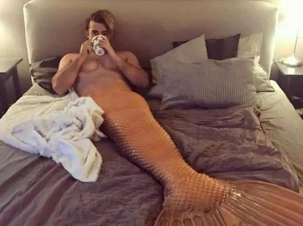 只因喜歡美人魚,他花了8000元變成美人魚,每天都在水中生活v