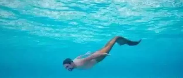只因喜歡美人魚,他花了8000元變成美人魚,每天都在水中生活v