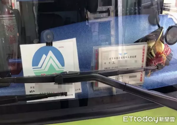 「出山」中煞? 出殯車隊上國道 遊覽車司機昏迷撞護欄命危