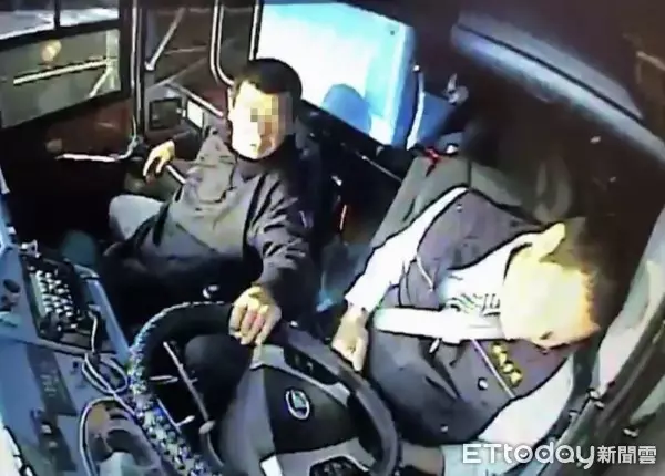「出山」中煞? 出殯車隊上國道 遊覽車司機昏迷撞護欄命危